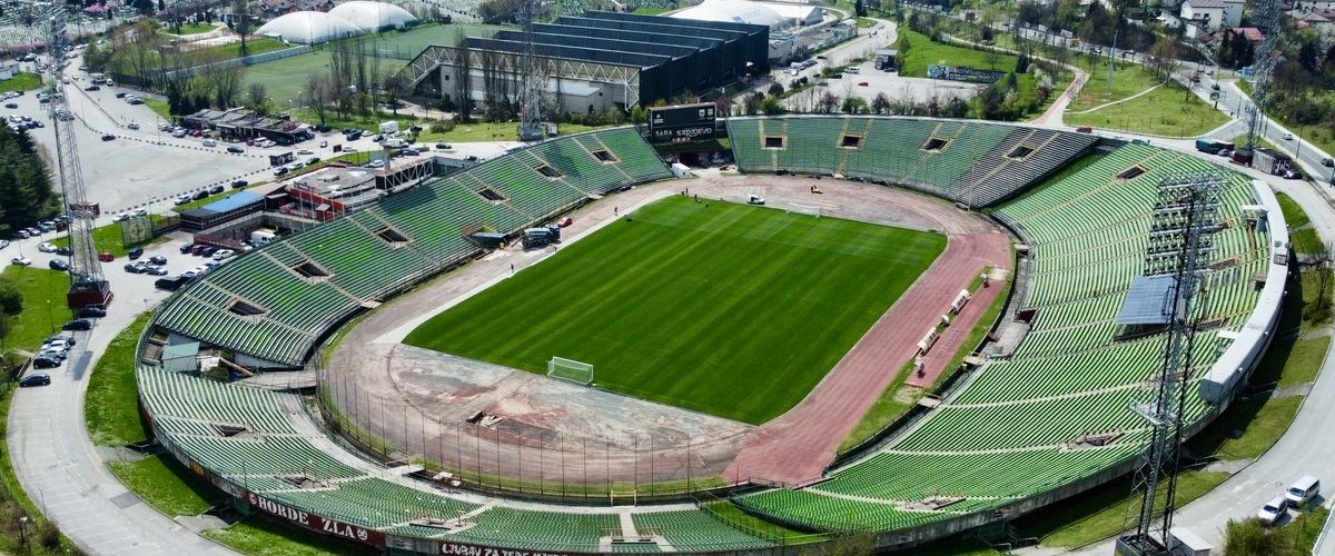 Zračni pogled na stadion Koševo u Sarajevu s football terenom i atletskom stazom