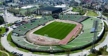 Zračni pogled na stadion Koševo u Sarajevu s football terenom i atletskom stazom