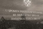 Spomenik s natpisom u spomen na 103. derventsku brigadu Hrvatske vojske