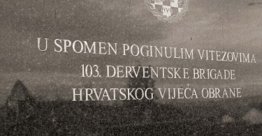 Spomenik s natpisom u spomen na 103. derventsku brigadu Hrvatske vojske