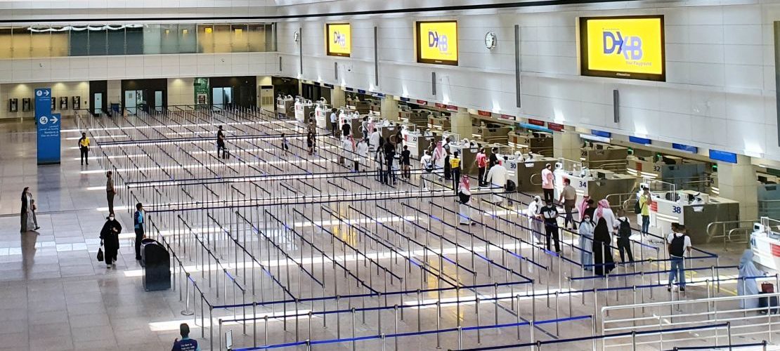 Prazna zona čekanja u terminalnoj zgradi međunarodnog aerodroma s redovima barijera.