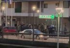 Policija i građani ispred trgovine tijekom nočnih nerede u Stocu