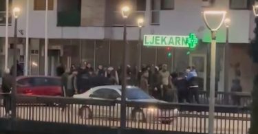 Policija i građani ispred trgovine tijekom nočnih nerede u Stocu