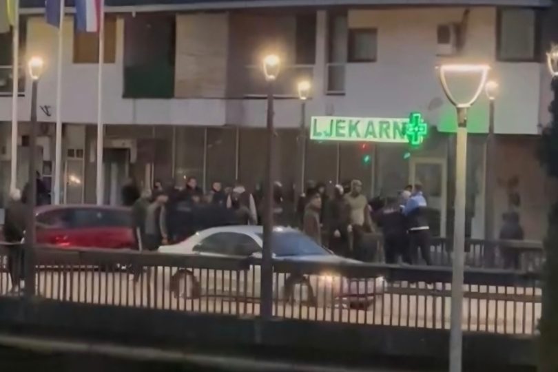 Policija i građani ispred trgovine tijekom nočnih nerede u Stocu
