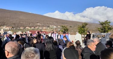 Okupljeni vjernici i žaljnici na sprovodu fra Ferde u Posušju