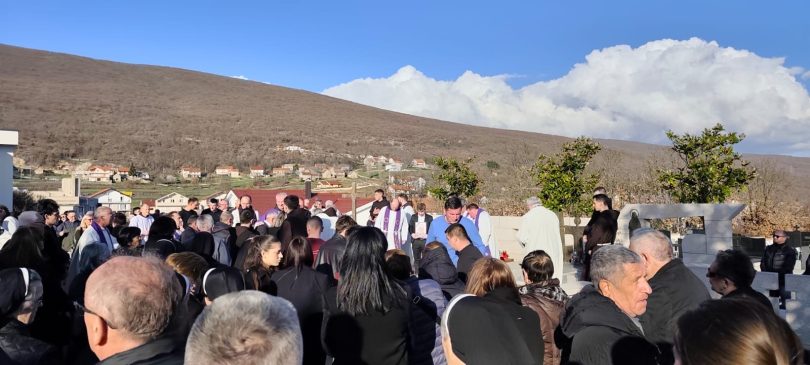 Okupljeni vjernici i žaljnici na sprovodu fra Ferde u Posušju