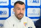 Trener pred mikrofonom tijekom sportske konferencije za medije