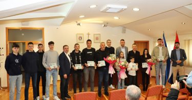 Grupa športašà i članova kolektiva na dodjeli nagrada u Posušju