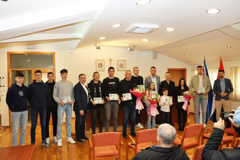 Grupa športašà i članova kolektiva na dodjeli nagrada u Posušju