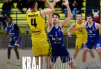 Košarkaš u žutom dresu Posušja šutira kroz obranu igrača Gruda tijekom utakmice