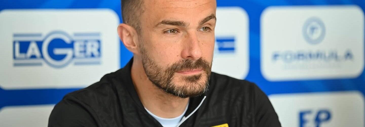 Trener u crnoj majici HŠK Posušje na tiskovnoj konferenciji