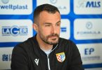 Trener u crnoj majici HŠK Posušje na tiskovnoj konferenciji