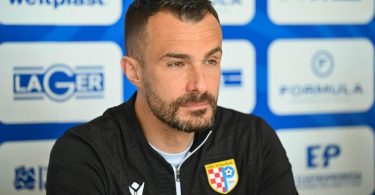 Trener u crnoj majici HŠK Posušje na tiskovnoj konferenciji