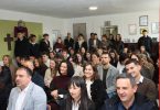 Grupa učenika i nastavnika okupljena u školskoj dvorani na proslavi matematičara