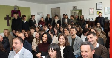 Grupa učenika i nastavnika okupljena u školskoj dvorani na proslavi matematičara
