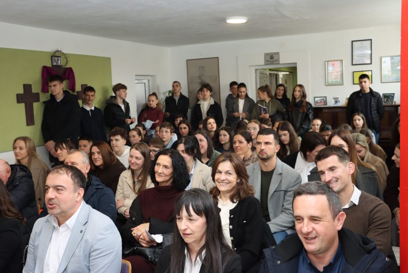 Grupa učenika i nastavnika okupljena u školskoj dvorani na proslavi matematičara