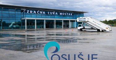 Terminalna zgrada Zračne luke Mostar s avionom parkiranim na pisti