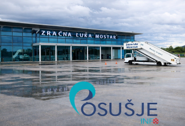 Terminalna zgrada Zračne luke Mostar s avionom parkiranim na pisti