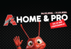 Crveni animirani lik s velikim očima i podignutom rukom, promocija AX Home & Pro kataloga