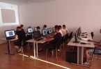 Grupa učesnika sjeduje za računalima tijekom edukativnog treninga u učionici
