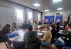 Grupa sudionika programa prekvalifikacije medicinskih sestara/tehničara sjedи za stolom tijekom potpisivanja ugovora u Grudama