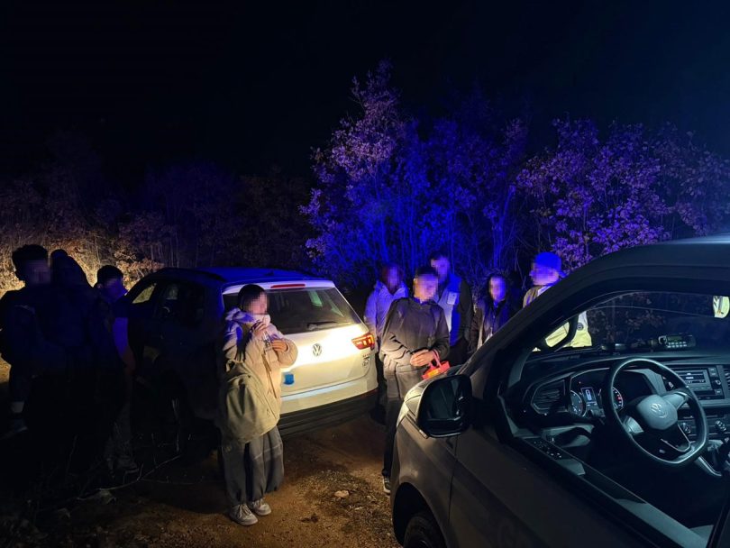 Policijska kontrola vozila s migrantima tijekom noćne akcije