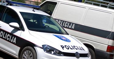 Policijska vozila s natpisom POLICIJA na mjestu intervencije