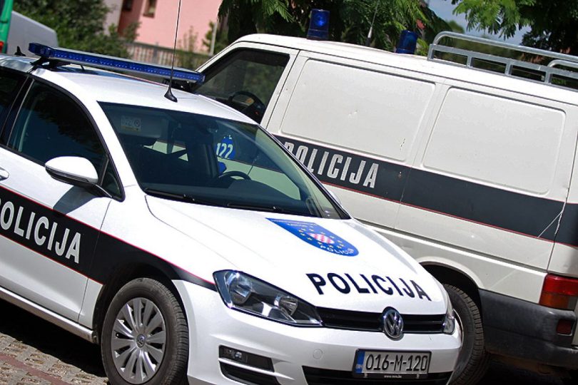 Policijska vozila s natpisom POLICIJA na mjestu intervencije