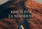 Osoba hoda prema križu na vrhu brežuljka Huma tijekom vjerskog hodočašća