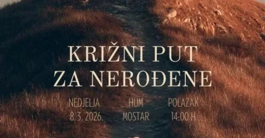 Osoba hoda prema križu na vrhu brežuljka Huma tijekom vjerskog hodočašća