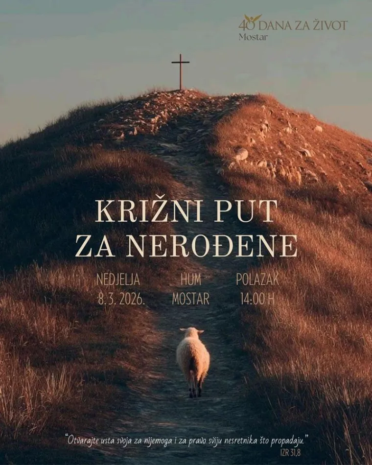 Osoba hoda prema križu na vrhu brežuljka Huma tijekom vjerskog hodočašća