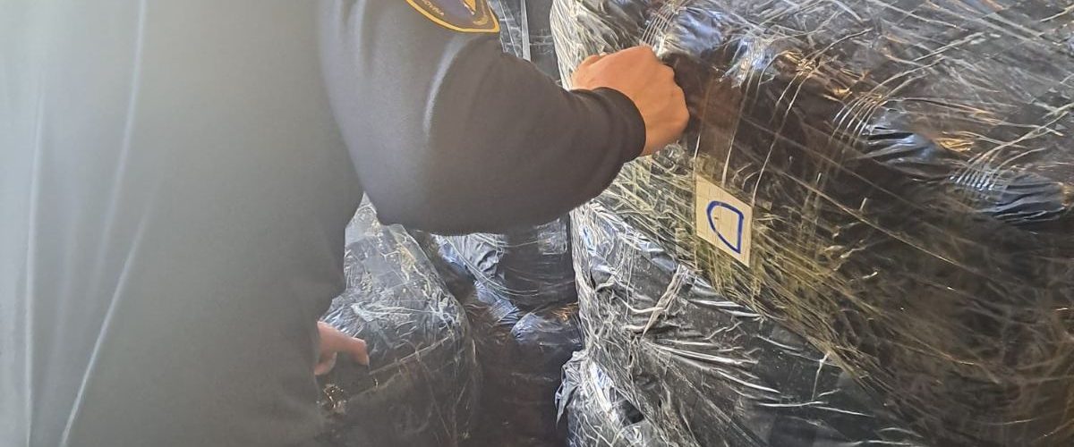 Zaplijenjena roba zapakirana u plastici, odložena pored kamiona tijekom akcije carinske kontrole