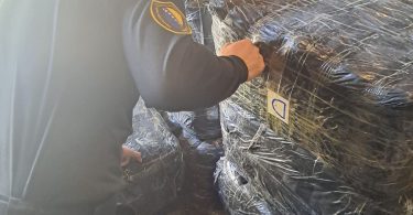 Zaplijenjena roba zapakirana u plastici, odložena pored kamiona tijekom akcije carinske kontrole