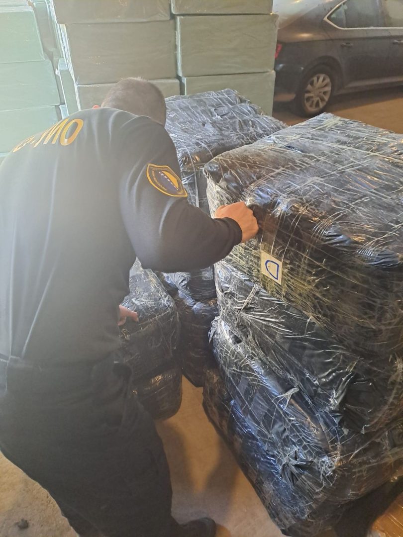 Zaplijenjena roba zapakirana u plastici, odložena pored kamiona tijekom akcije carinske kontrole