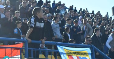 Gledatelji na tribinama stadiona s zastavom, prilikom utakmice Posušje protiv Rudara