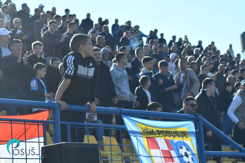 Gledatelji na tribinama stadiona s zastavom, prilikom utakmice Posušje protiv Rudara