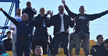 Igrači HŠK Posušje slave pobjedu s podignutim rukama na tribunama stadiona