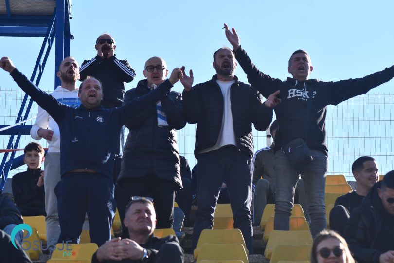 Igrači HŠK Posušje slave pobjedu s podignutim rukama na tribunama stadiona
