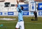 Nogometaš u plavoj majici Posušja izvodi skok i slavi gol na stadionu