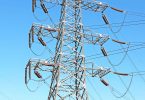 Visokonaponski elektroenergetski stubovi i vodovi protiv plavog neba
