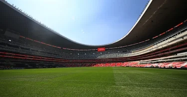 Panoramski pogled na Estadio Azteca sa zelenim igračkim poljem i praznim tribinama