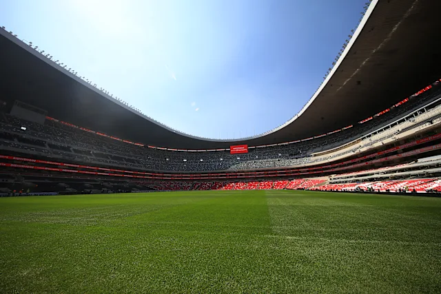 Panoramski pogled na Estadio Azteca sa zelenim igračkim poljem i praznim tribinama