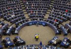 Unutrašnjost Europskog parlamenta s plenarnalom dvoranom i sjedištima zastupnika