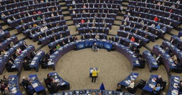 Unutrašnjost Europskog parlamenta s plenarnalom dvoranom i sjedištima zastupnika