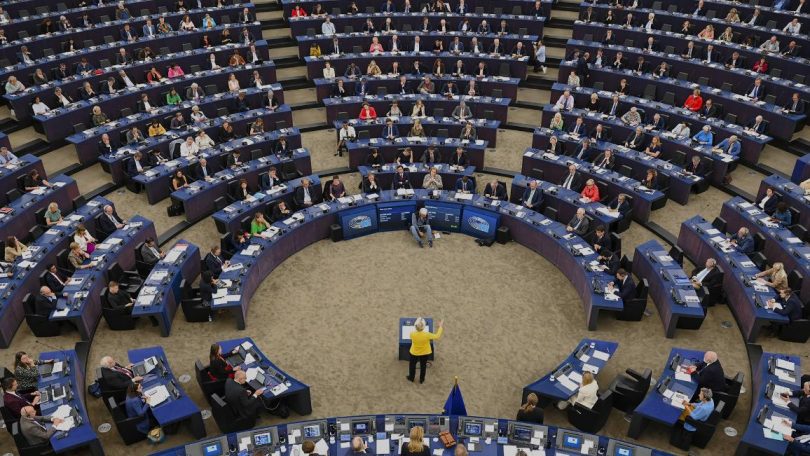 Unutrašnjost Europskog parlamenta s plenarnalom dvoranom i sjedištima zastupnika