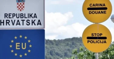 Znak hrvatske granice s natpisom Republika Hrvatska, EU zastavom i znakovima停止 i Policija