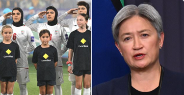 Iranske nogometne igračice u crnim dresovima tijekom utakmice, neke ne pjevaju himnu