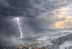Dramatična scena nevremena s gromom iznad planinama i snježnog krajolika