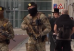Vojnici u vojnoj uniformi na ulici europskog grada tokom sigurnosne operacije