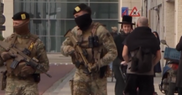 Vojnici u vojnoj uniformi na ulici europskog grada tokom sigurnosne operacije